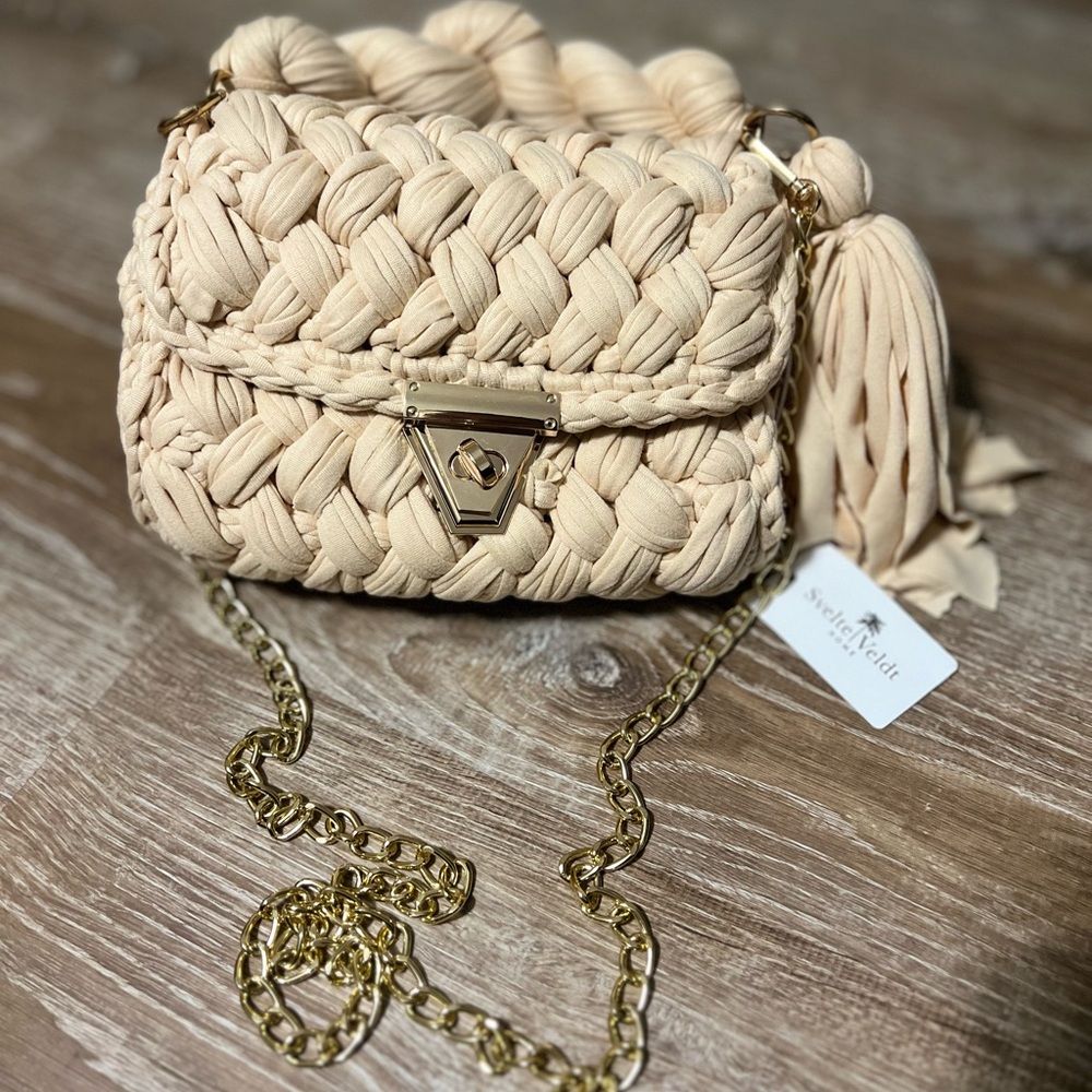 Stylish Cream Woven Crossbody Bag with Gold Chain